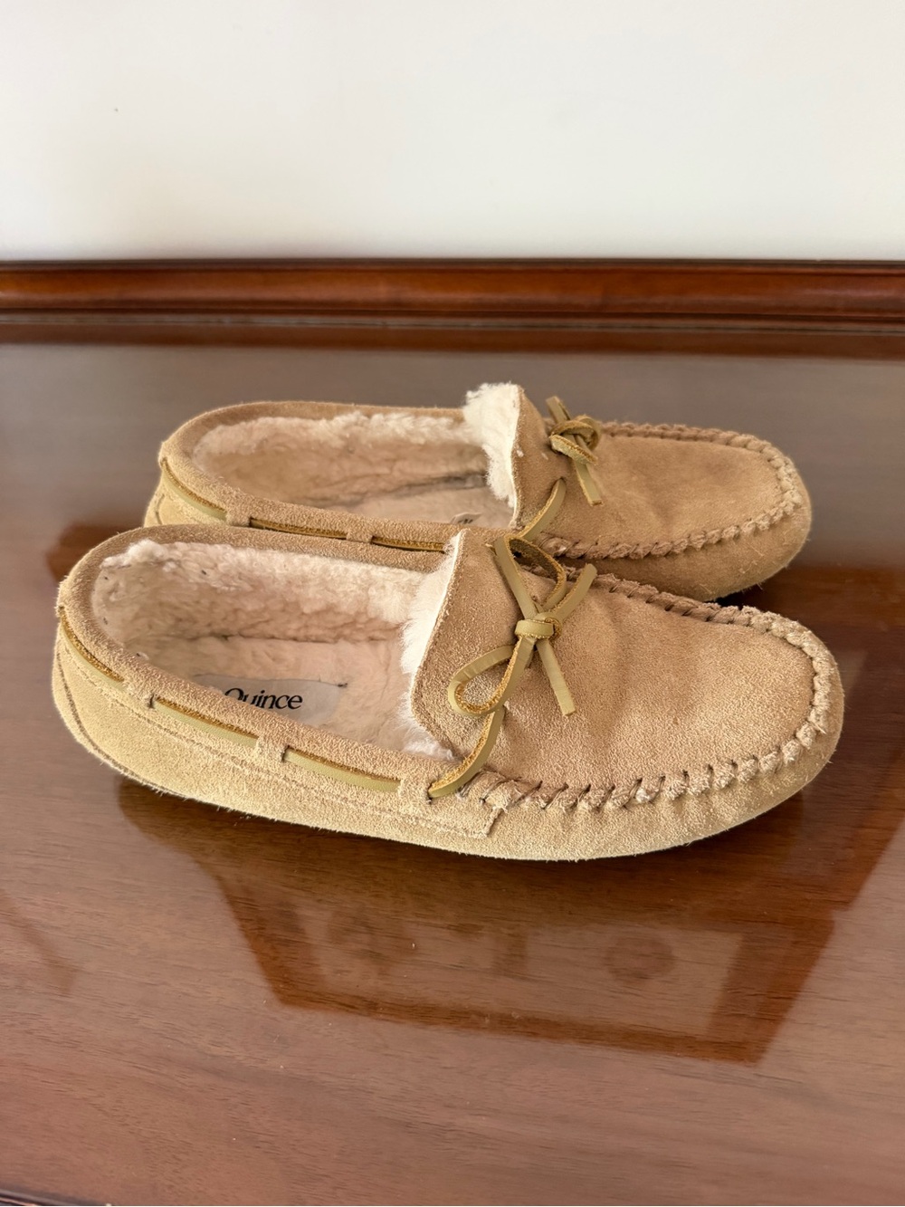 Quince 100% Shearling Suede Moccasin Slippers Women’s Size 8 Tan